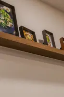 음식 사진 갤러리가 돋보이는 우드 선반 디테일